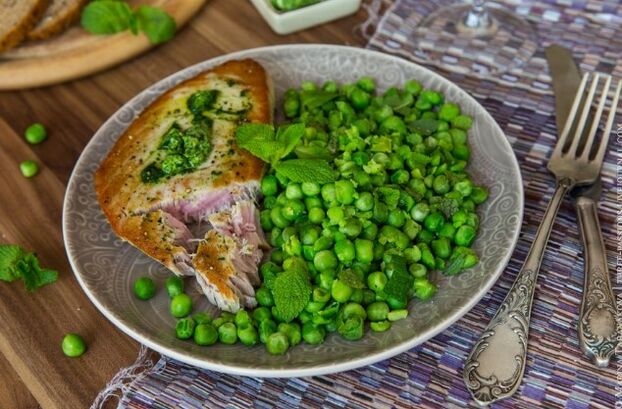 អាហារពេលល្ងាចជាមួយ peas ពណ៌បៃតង